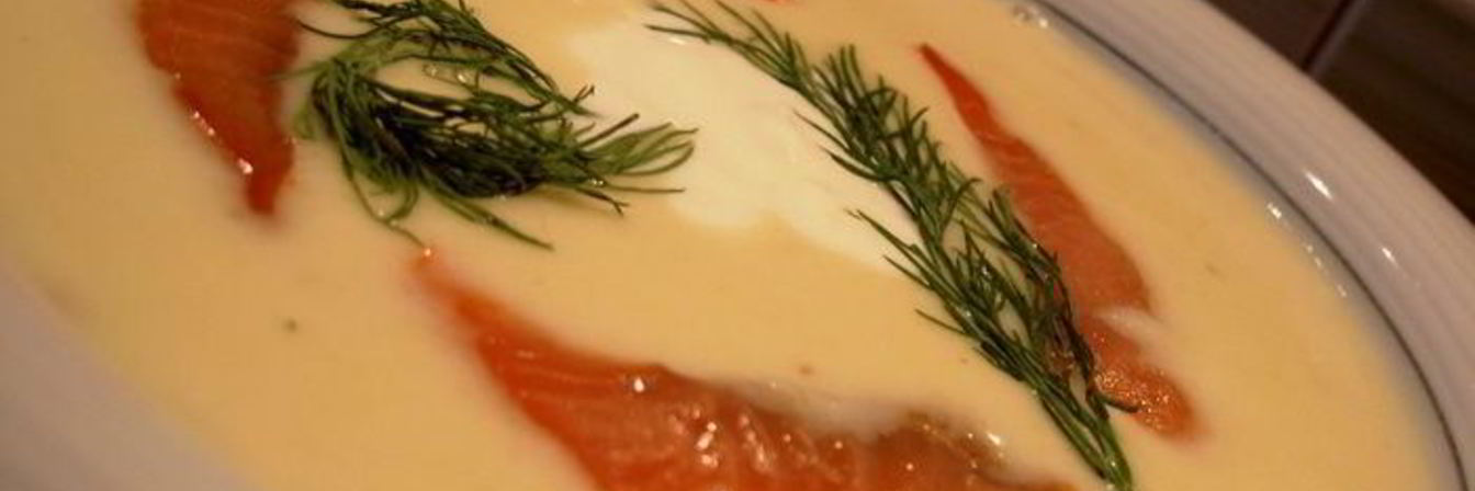 Луковый суп с сыром и лососиной