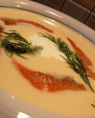 Луковый суп с сыром и лососиной