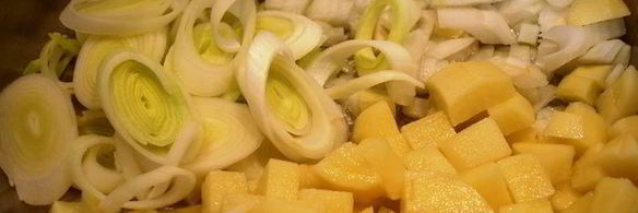 луковый суп с сыром и лососиной