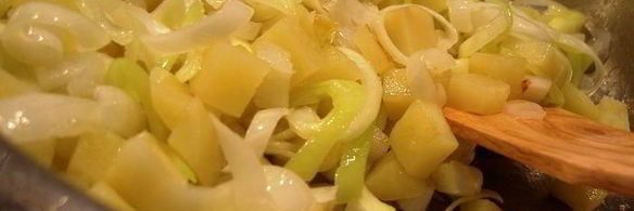 луковый суп с сыром и лососиной