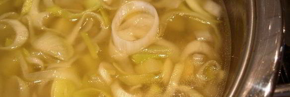 луковый суп с сыром и лососиной