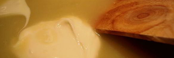 луковый суп с сыром и лососиной