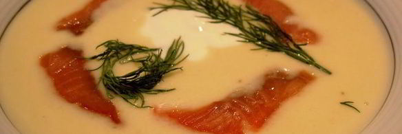 луковый суп с сыром и лососиной