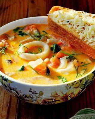 Сливочный суп с морепродуктами, томатами и пармезановыми гренками