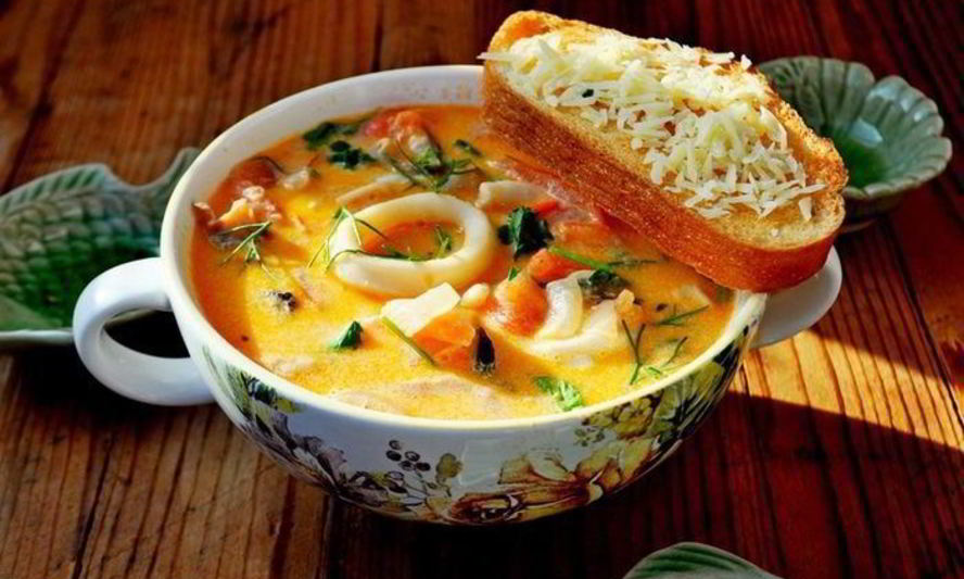 Рецепт сливочного супа с морепродуктами, томатами и пармезановыми гренками