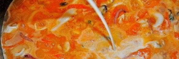 сливочный суп с морепродуктами, томатами и пармезановыми гренками