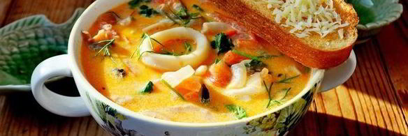 сливочный суп с морепродуктами, томатами и пармезановыми гренками
