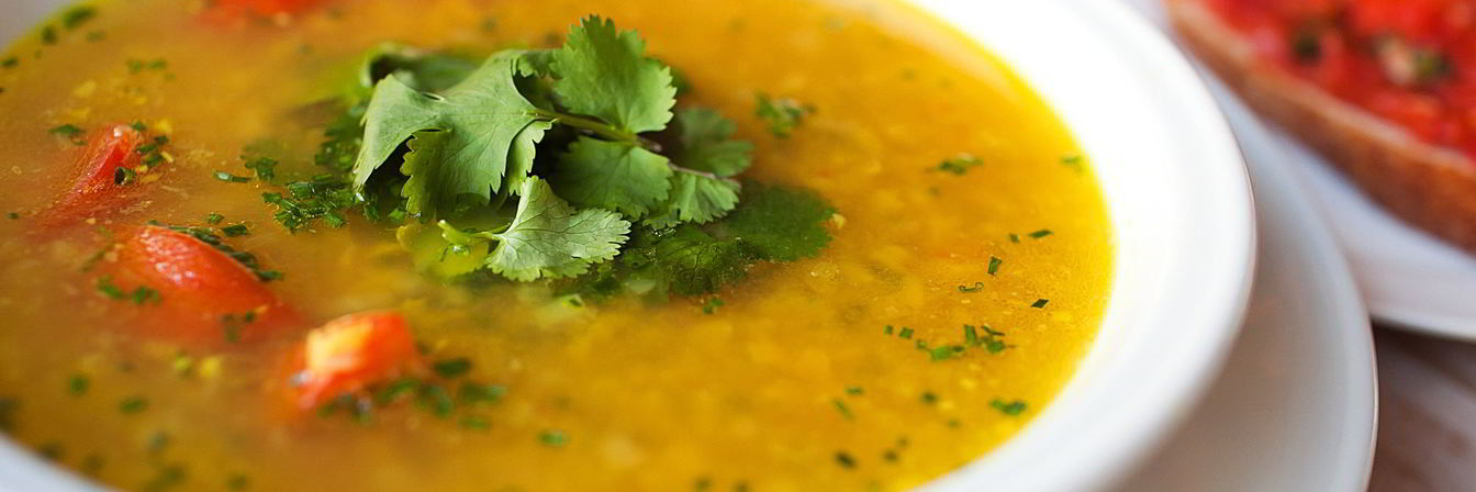 Суп из чечевицы с имбирем, томатами и кинзой