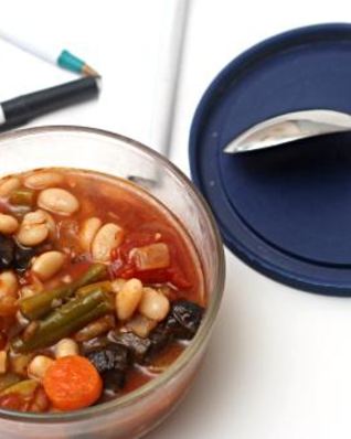 Суп из фасоли и жареных овощей