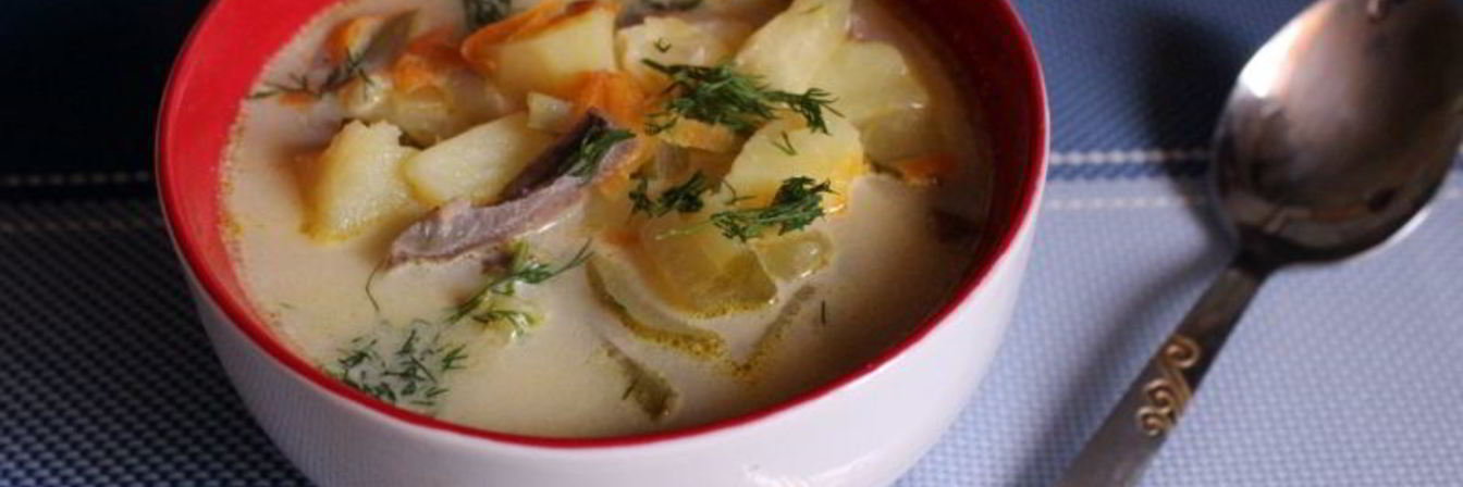 Суп из говяжьего сердца с маринованными огурцами и домашней сметаной