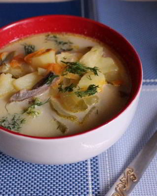 Суп из говяжьего сердца с маринованными огурцами и домашней сметаной