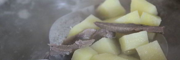 суп из говяжьего сердца с маринованными огурцами и домашней сметаной