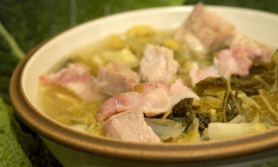 Рецепт супа из картофеля и савойской капусты с беконом