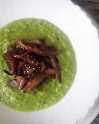 Гороховый суп-пюре с красным луком