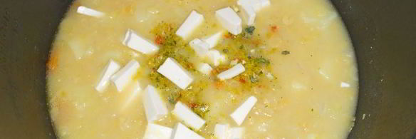 гороховый суп-пюре в мультиварке с плавленным сырком и чесночными сухариками