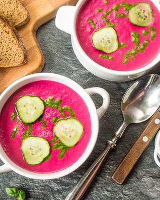 Холодный суп-пюре из свеклы с песто