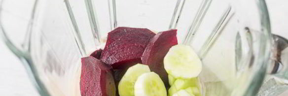 холодный суп-пюре из свеклы с песто