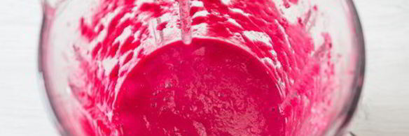 холодный суп-пюре из свеклы с песто