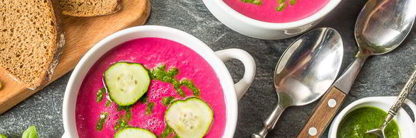 холодный суп-пюре из свеклы с песто
