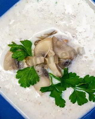 Суп пюре из шампиньонов со сливками и мускатным орехом