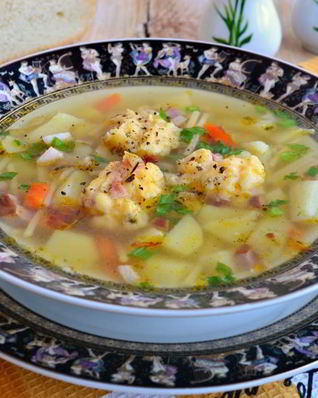 Суп с копченой грудинкой и сырными клецками