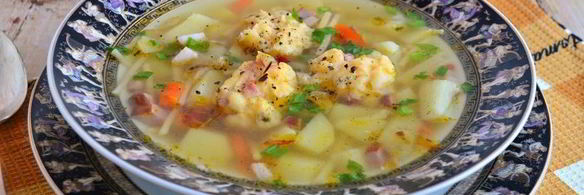 суп с копченой грудинкой и сырными клецками