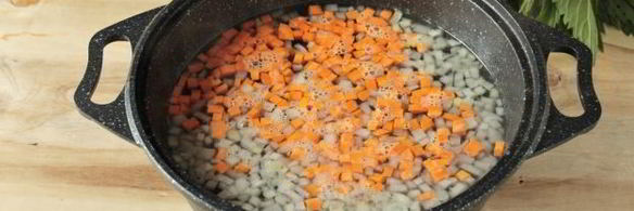 суп с крапивой, щавелем и яйцом