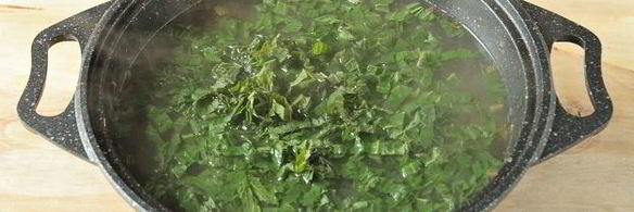 суп с крапивой, щавелем и яйцом