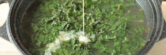 суп с крапивой, щавелем и яйцом