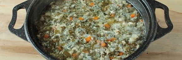 суп с крапивой, щавелем и яйцом