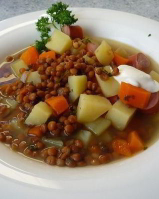 Сытный суп с чечевицей и венскими сосисками