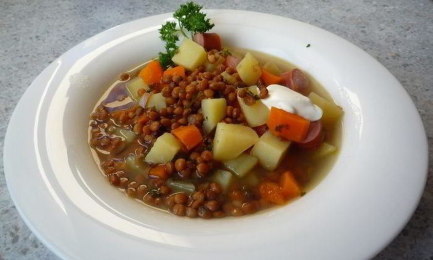 Рецепт сытного супа с чечевицей и венскими сосисками