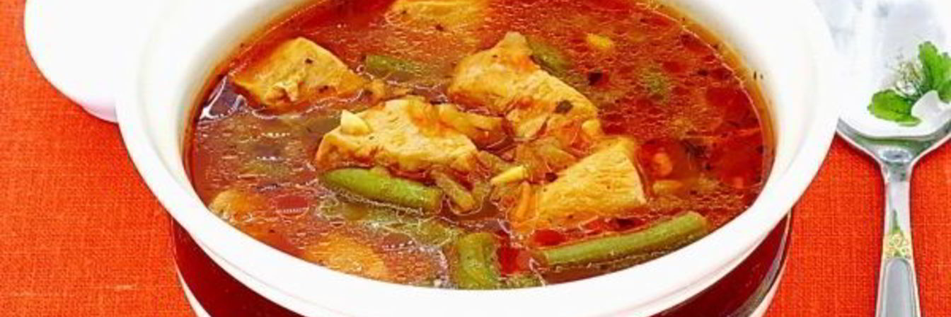 Томатный суп с курицей и спаржевой фасолью