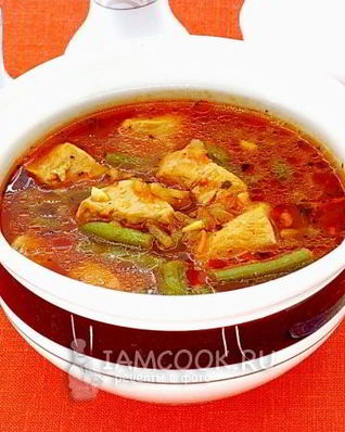 Томатный суп с курицей и спаржевой фасолью