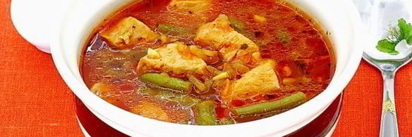 томатный суп с курицей и спаржевой фасолью