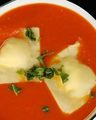 Томатный суп с пельмешками