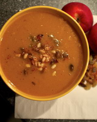 Тыквенный суп с яблоками, специями и изюмом