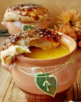 Тыквенный суп в горшочках с креветками