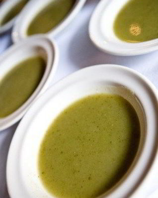 Зеленый крем-суп из водяного кресса с оливковым маслом