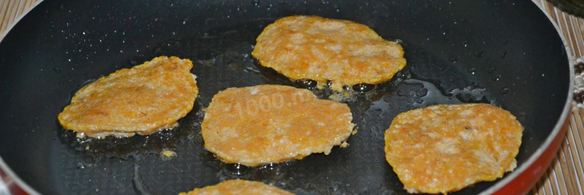 блинчики из икры карпа с соусом