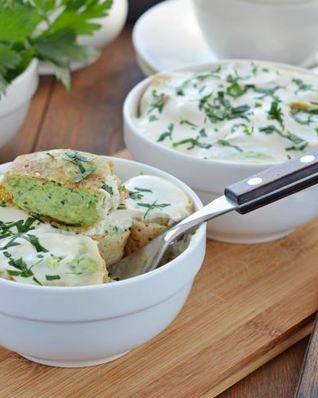 Блинчики с адыгейским сыром и шпинатом под сметанной заливкой