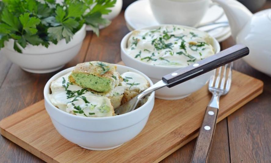 Рецепт блинчиков с адыгейским сыром и шпинатом под сметанной заливкой