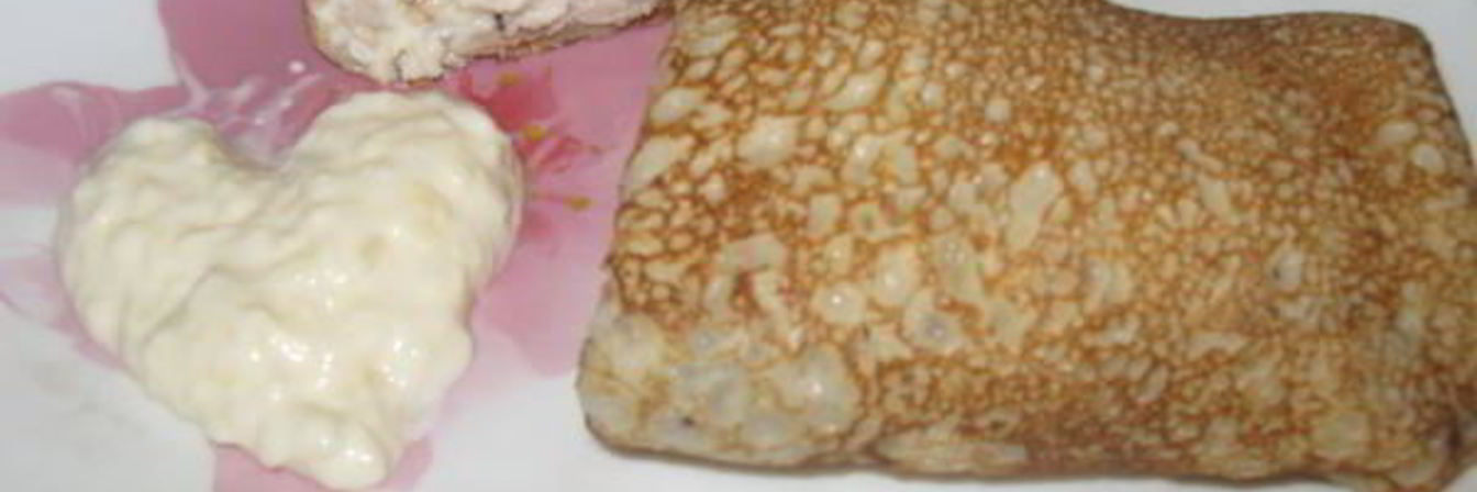 Блинчики с курицей под яблочно-чесночным соусом