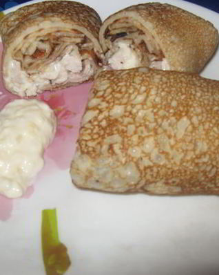 Блинчики с курицей под яблочно-чесночным соусом