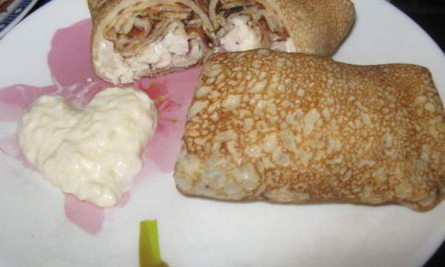 Рецепт блинчиков с курицей под яблочно-чесночным соусом