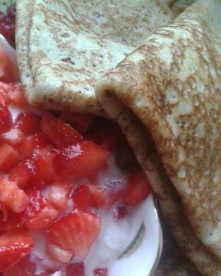 Блинчики с рикоттой и клубникой