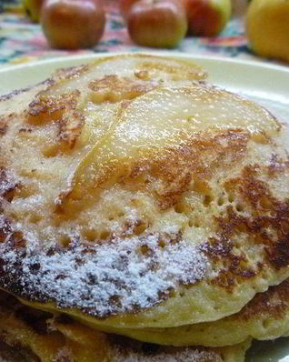 Блинчики с яблочно-грушевым припеком и медом