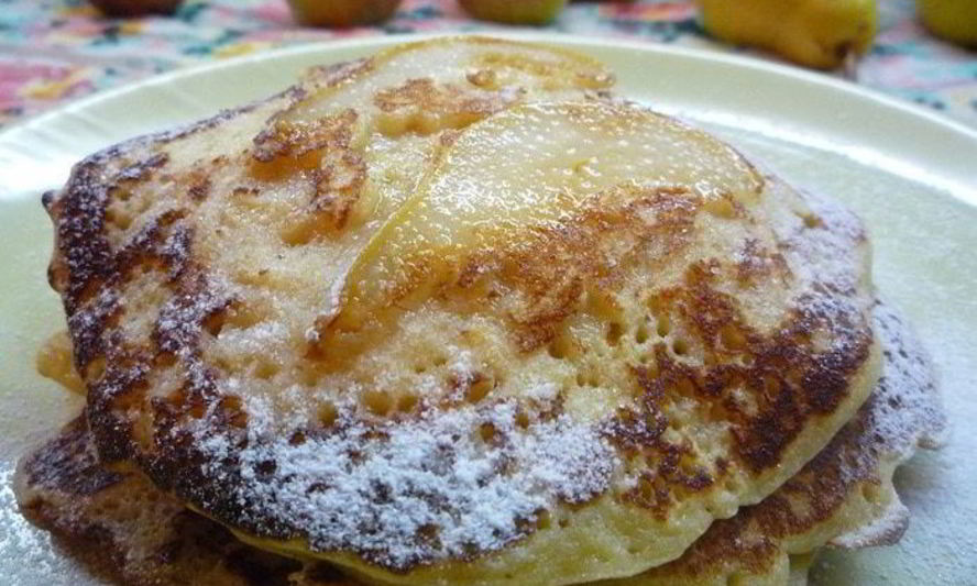Рецепт блинчиков с яблочно-грушевым припеком и медом