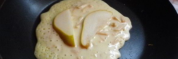 блинчики с яблочно-грушевым припеком и медом