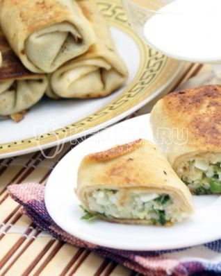 Блины на кефире, фаршированные яйцом, рисом и луком